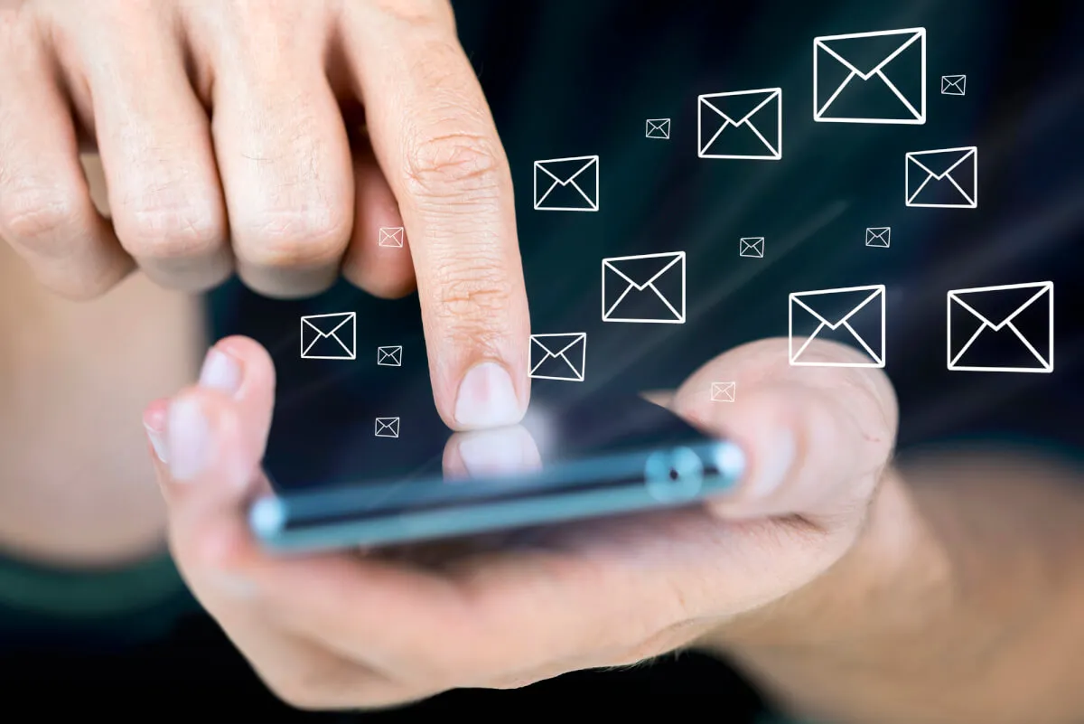 Smartphone che mostra una conversazione di messaggi di testo tra un’azienda e un cliente