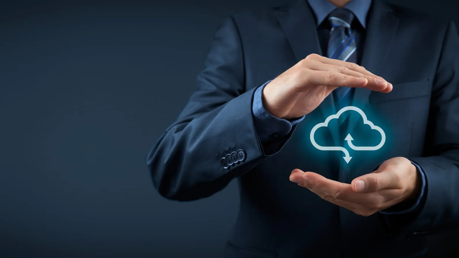Mani di un professionista che proteggono un’icona luminosa del cloud