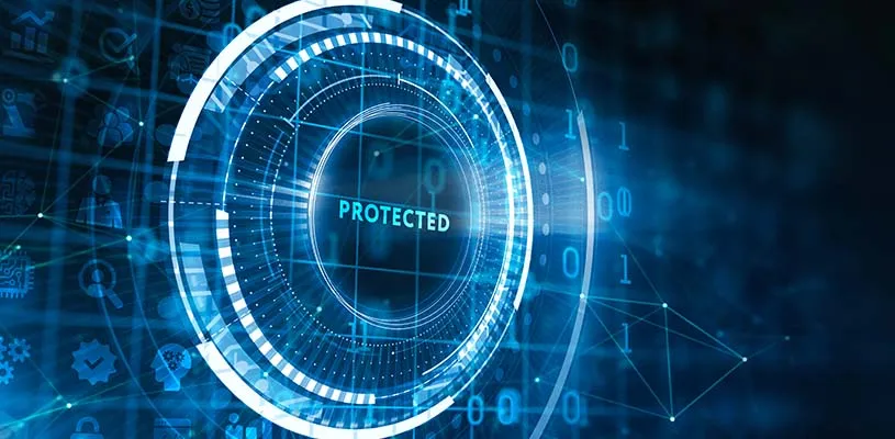 Cerchio luminoso blu con la scritta Protected su uno sfondo digitale di codice binario e icone di sicurezza