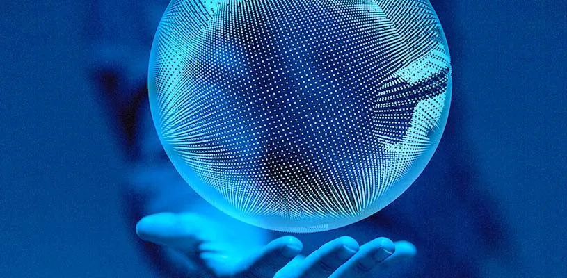 Una mano sorregge un globo luminoso a puntini su sfondo blu, simbolo di comunicazione globale in rete
